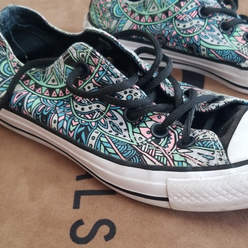 Women's Converse. I Have Two Sizes(Size 6 )And (Size 8) - Picture 2 of 5
